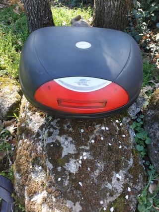 Maleta Baúl Givi Kappa 48 litros de segunda mano por 90 EUR en Becerril de  la Sierra en WALLAPOP
