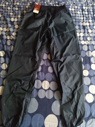 Pantalón Impermeable de Trekking y Montaña Quechua de segunda mano por 5  EUR en Barcelona en WALLAPOP