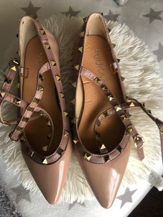 Zapatos planos tachuelas tipo Valentino de segunda mano por 12 EUR en  Córdoba en WALLAPOP