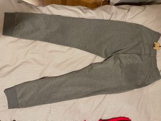 Pantalón chándal SCALPERS talla M gris de segunda mano por 35 EUR en Madrid  en WALLAPOP