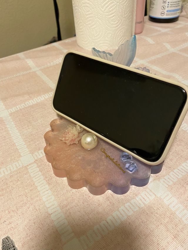 Soporte para móvil hecho con resina epoxi