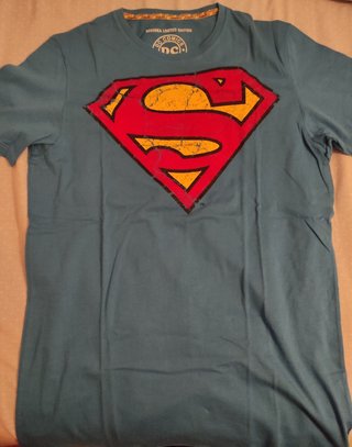 Camiseta Superman de segunda mano por 7 EUR en Esplugues de Llobregat en  WALLAPOP