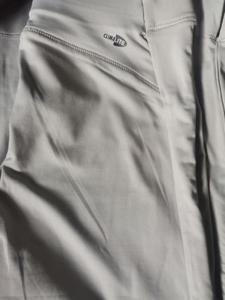 Pantalón chandal adidas de segunda mano por 10 EUR en Talamanca del Jarama  en WALLAPOP