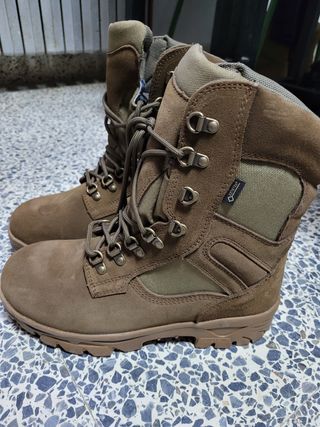 Botas militares Goretex de segunda mano por 45 EUR en Córdoba en WALLAPOP