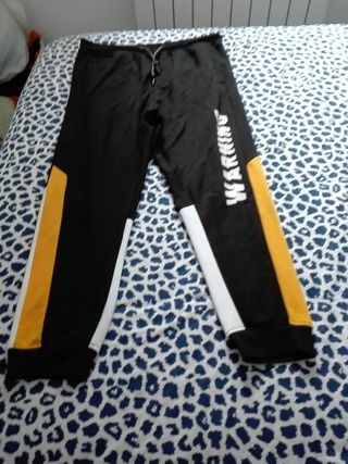 Pantalón chándal hombre polinesia de segunda mano por 7 EUR en Madrid en  WALLAPOP
