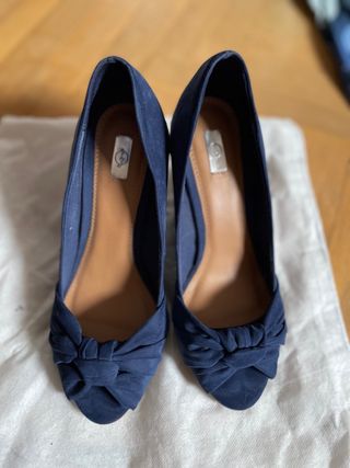 Zapatos cuña azul oscuro Stradivarius de segunda mano por 15 EUR en Pozuelo  de Alarcón en WALLAPOP