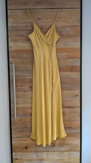Vestido lencero amarillo Zara de segunda mano por 40 EUR en Pozuelo de  Alarcón en WALLAPOP