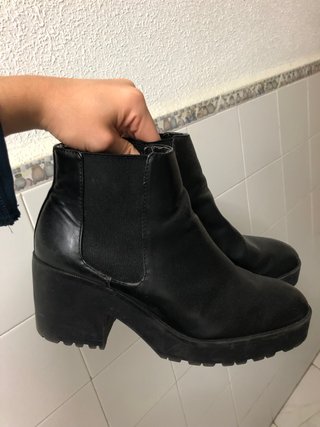 Botas tacón negras pull and bear de segunda mano por 15 EUR en Madrid en  WALLAPOP