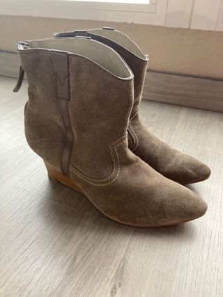 Botines marrones de cuña baja de segunda mano por 4 EUR en Madrid en  WALLAPOP