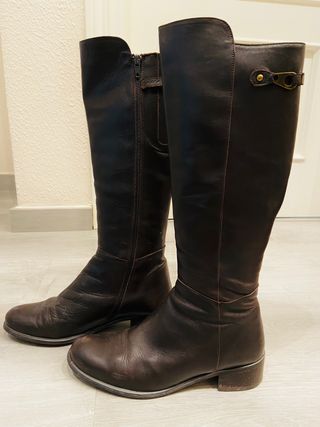 Botas marrones piel (altas) de segunda mano por 30 EUR en Olesa de  Montserrat en WALLAPOP