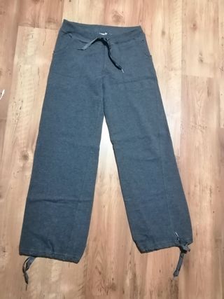 Pantalones deporte gris Decathlon de segunda mano por 5 EUR en Alcalá de  Henares en WALLAPOP