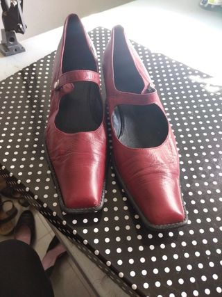 ZAPATOS BURDEOS ESFERA de segunda mano por 5 EUR en Huelva en WALLAPOP