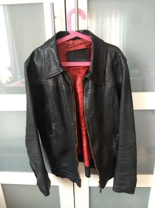 Chaqueta cuero con el diseño de cráneo reflectante