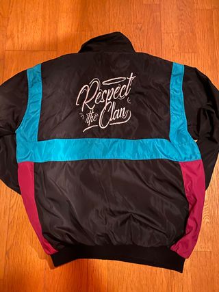 Chaqueta Clan Negra Respect de segunda mano por 50 EUR en Villaviciosa de  Odón en WALLAPOP