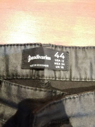 PANTALÓN ENCERADO DE STRADIVARIUS de segunda mano por 19 EUR en Sant Andreu  de la Barca en WALLAPOP