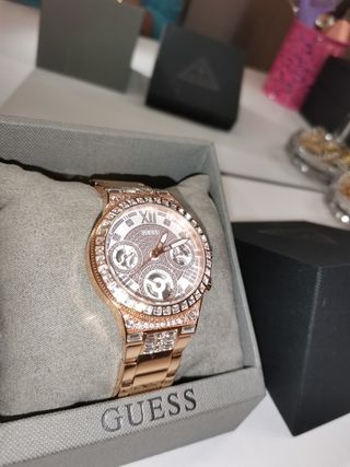Reloj Guess rosa de segunda mano en WALLAPOP