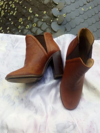 Botines marron zara de segunda mano por 3 EUR en Fisterra en WALLAPOP
