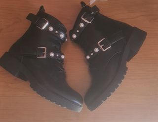 Botas Perlas con Etiqueta de segunda mano por 25 EUR en Madrid en WALLAPOP