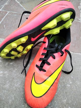 Sabates Futbol de segunda mano por 18 EUR en Roda de Ter en WALLAPOP