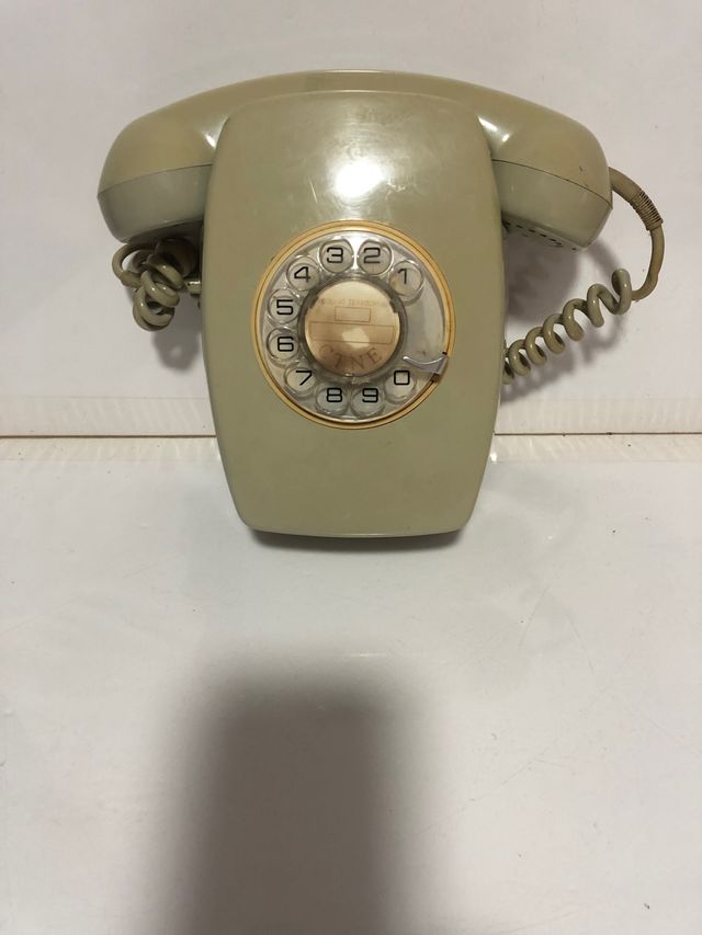 Teléfono de pared gris