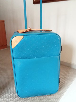 Maleta Louis Vuitton Pegasus azul edición limitada de segunda mano por  1.275 EUR en A Carabuxeira en WALLAPOP
