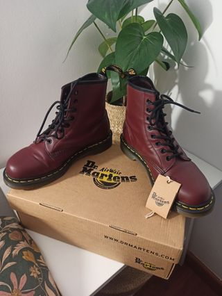 Botas Dr.Martens granate N°39 de segunda mano por 110 EUR en Tanos en  WALLAPOP
