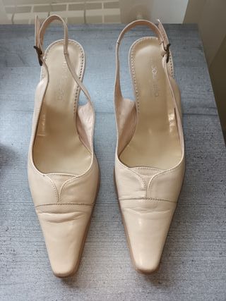 Elegantes zapatos mujer color beige de segunda mano por 14 EUR en Mocejón  en WALLAPOP