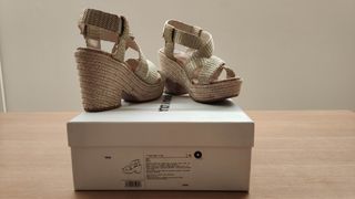 Sandalias cuña Bimba y Lola doradas de segunda mano por 50 EUR en Pamplona  en WALLAPOP