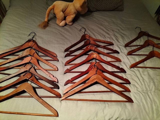 Oferta de Lote de 20 perchas de madera.