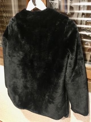 Abrigo pelo Stradivarius de segunda mano por 18,5 EUR en Salamanca en  WALLAPOP