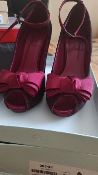 Zapatos de tacón de color granate de segunda mano por 15 EUR en Valdemoro  en WALLAPOP