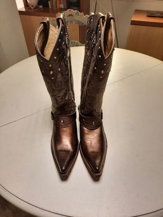 Botas cowboy de mujer de segunda mano por 45 EUR en Cartagena en WALLAPOP