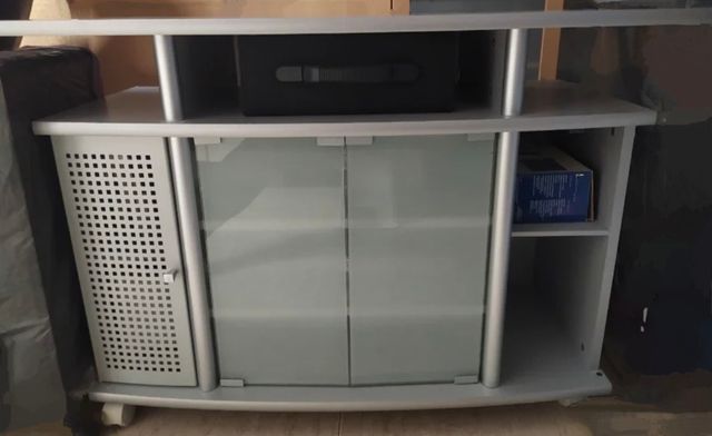 Mueble TV gris almacenaje, puertas y ruedas