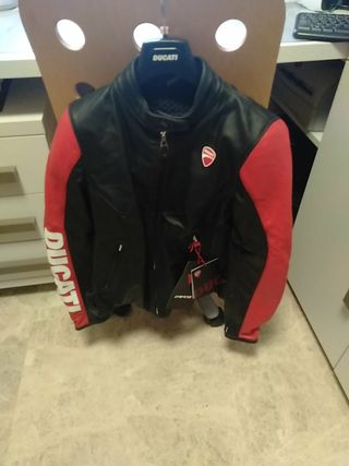Chaqueta moto chica de segunda mano por 215 EUR en Tarragona en WALLAPOP
