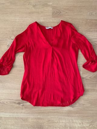 Blusa roja Stradivarius de segunda mano por 12 EUR en Bilbao en WALLAPOP