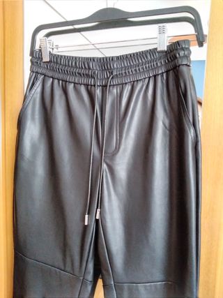 Pantalón polipiel t. S Mango de segunda mano por 8 EUR en Zaragoza en  WALLAPOP
