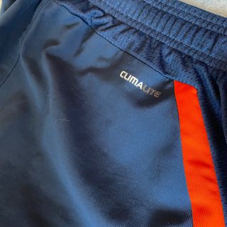 Pantalón de chándal Adidas Climalite de segunda mano por 15 EUR en Avilés  en WALLAPOP