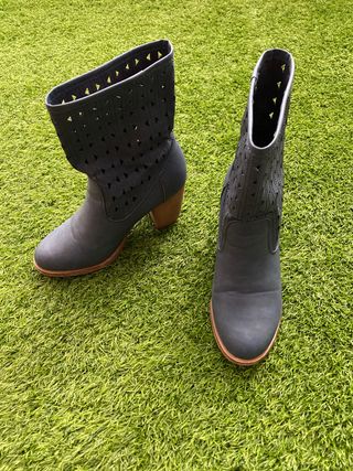 Botines número 35 de segunda mano por 8 EUR en Molino de La Hoz en WALLAPOP
