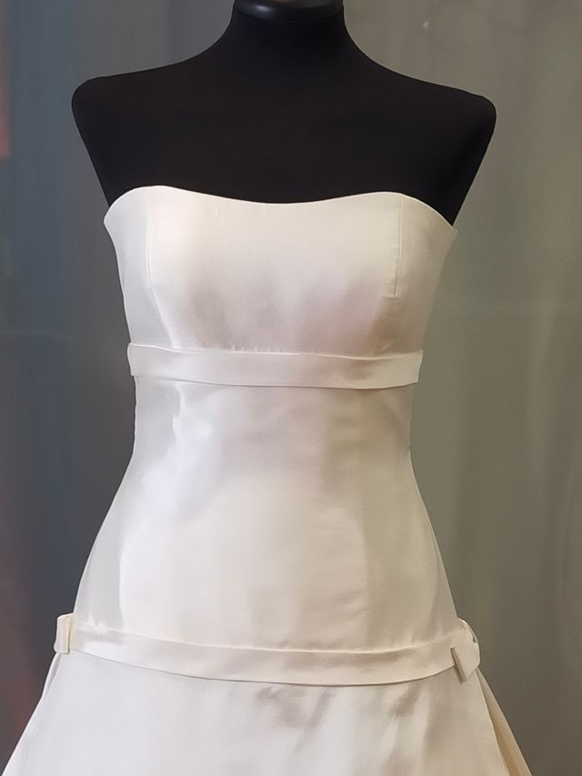 vestido palabra de honor corte bajo