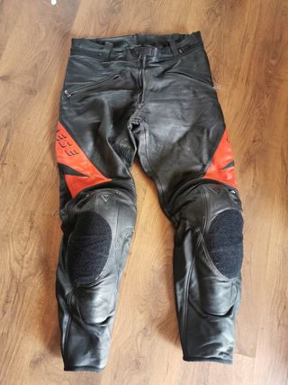 Pantalón Dainese de cuero de segunda mano por 75 EUR en Fuengirola en  WALLAPOP