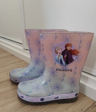 Botas Agua Frozen. Talla 26. Con luces de segunda mano por 8 EUR en Madrid  en WALLAPOP