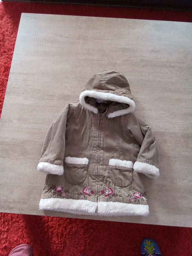 Abrigo de niña
