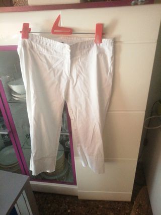 pantalón blanco pirata de segunda mano por 2 EUR en Albal en WALLAPOP
