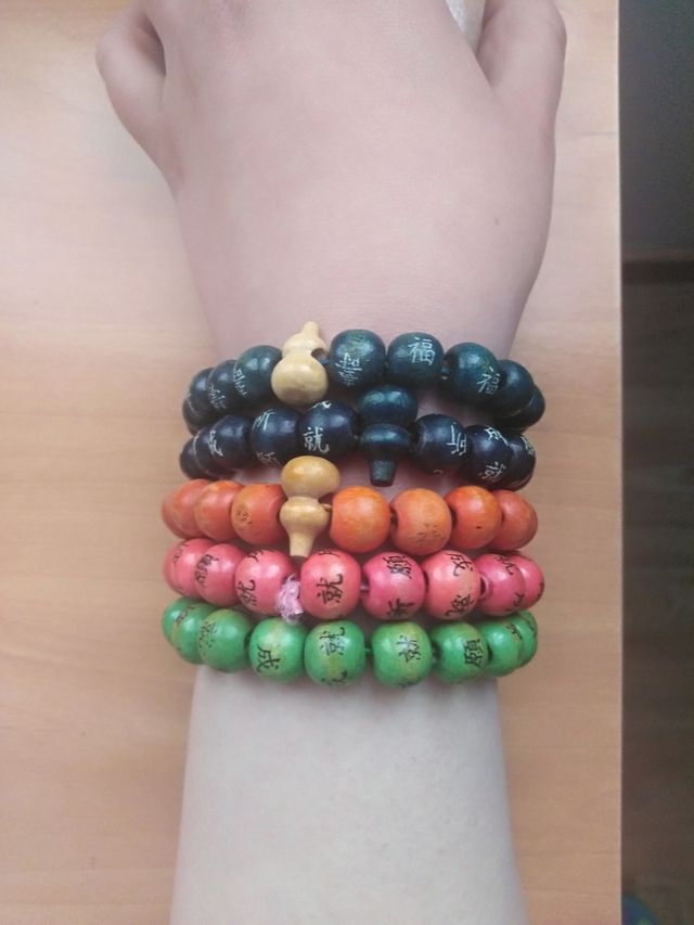 Lote  5 pulseras de bolitas con letras orientales