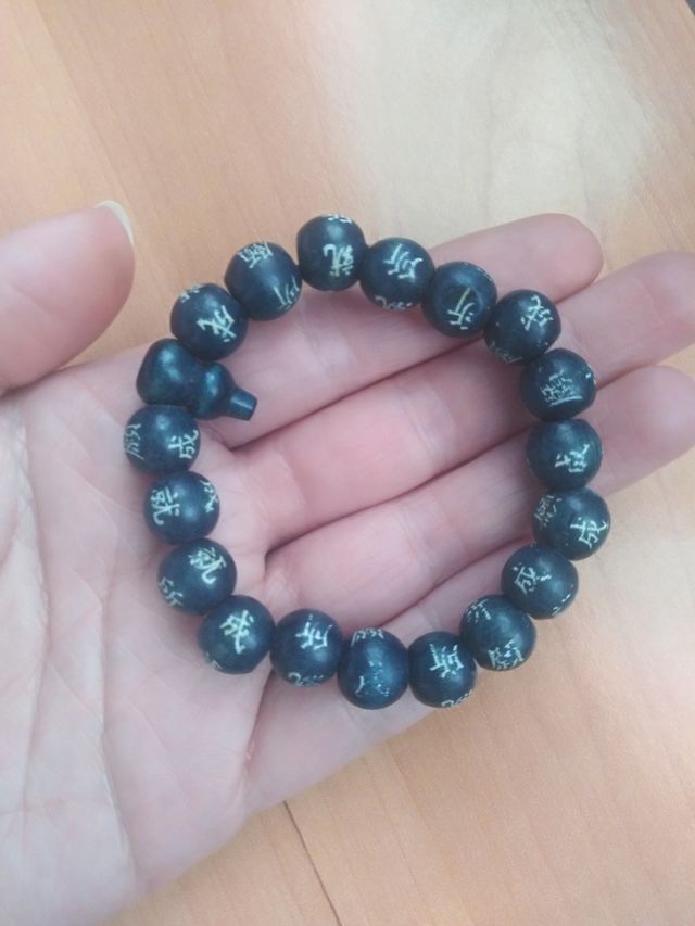 Lote  5 pulseras de bolitas con letras orientales