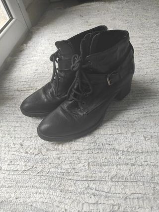 Botas piel negras con tacón de segunda mano por 2 EUR en Sant Celoni en  WALLAPOP