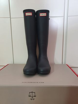 Botas Altas HUNTER Wellington + Calcetines HUNTER de segunda mano por 89  EUR en Salamanca en WALLAPOP