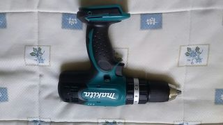 TALADRO ATORNILLADOR PERCUTOR MAKITA de segunda mano por 99 EUR en Solares  en WALLAPOP