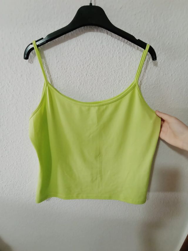 Top y blusa con estampado de flores y volante