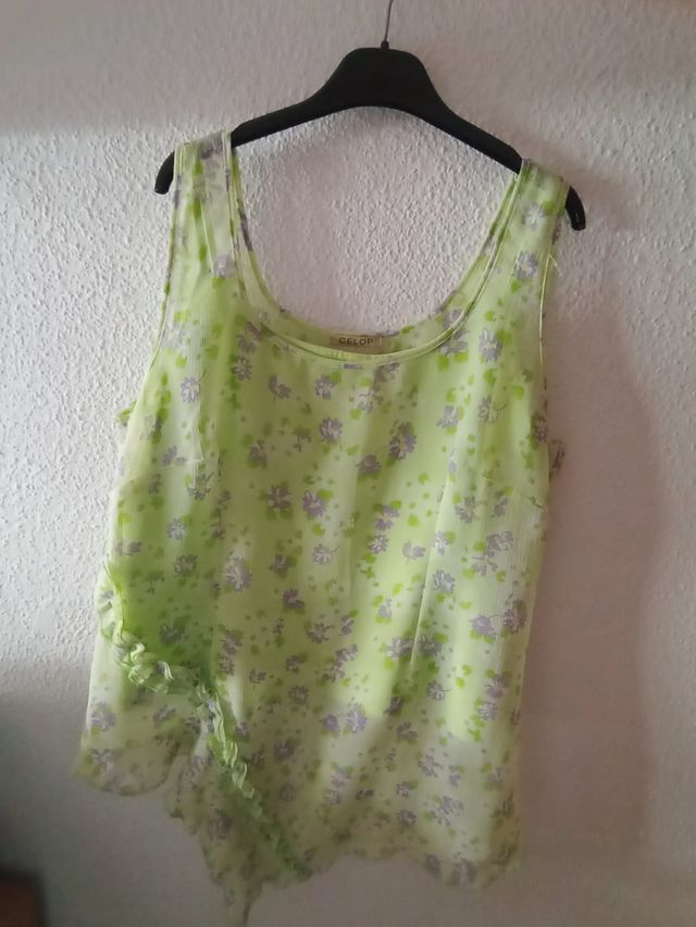 Top y blusa con estampado de flores y volante